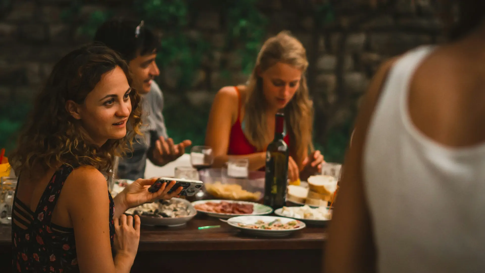Amici a cena attorno a un tavolo