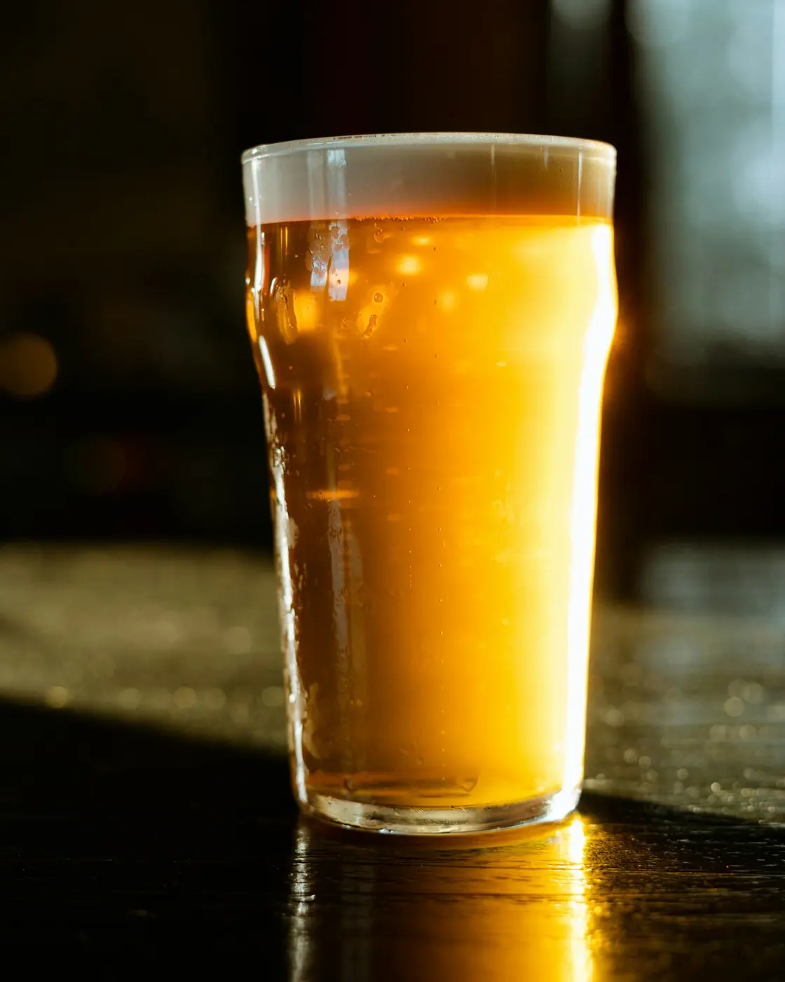Boccale di birra chiara sul tavolo