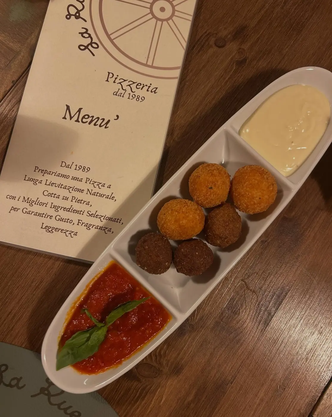 Frittini serviti accanto al menu storico de La Rueda